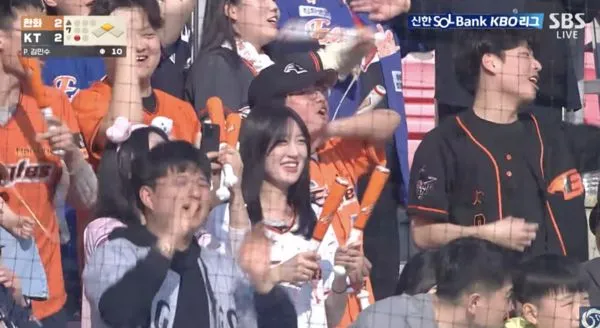 ▲韓職球迷久等的開幕戰，5場都滿場。（圖／截自SBS）