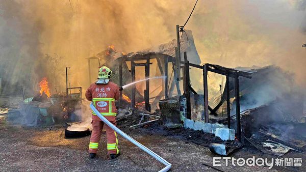 ▲新北平溪鐵皮木屋起火。（圖／記者郭世賢翻攝）