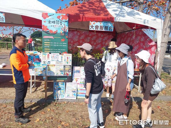 ▲台南市消防局第一大隊白河分隊藉著本次木棉花季期間，前往現場與白河區公所合作設攤位辦理宣導活動。（圖／記者林東良翻攝，下同）