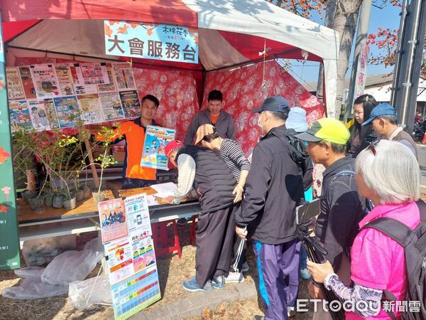 ▲台南市消防局第一大隊白河分隊藉著本次木棉花季期間，前往現場與白河區公所合作設攤位辦理宣導活動。（圖／記者林東良翻攝，下同）