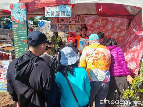 ▲台南市消防局第一大隊白河分隊藉著本次木棉花季期間，前往現場與白河區公所合作設攤位辦理宣導活動。（圖／記者林東良翻攝，下同）