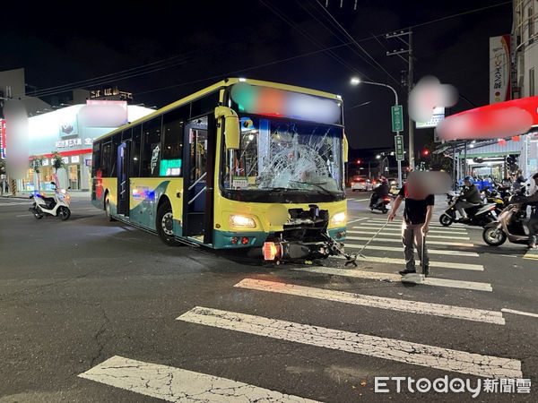 ▲20日一輛公車撞上機車，騎士送醫             。（圖／楠梓分局提供）
