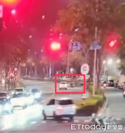 ▲20日一輛公車撞上機車，騎士送醫             。（圖／楠梓分局提供）