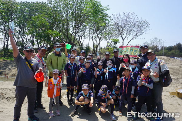 ▲台南市永福國小星星兒家族配合園藝治療，回應「2050台灣淨零，台南齊行」減碳淨零友善地球活動，23日特地發動家族成員前來種樹。（圖／記者林東良翻攝，下同）