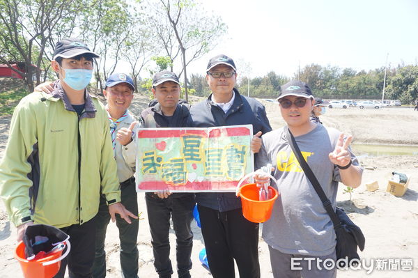 ▲台南市永福國小星星兒家族配合園藝治療，回應「2050台灣淨零，台南齊行」減碳淨零友善地球活動，23日特地發動家族成員前來種樹。（圖／記者林東良翻攝，下同）