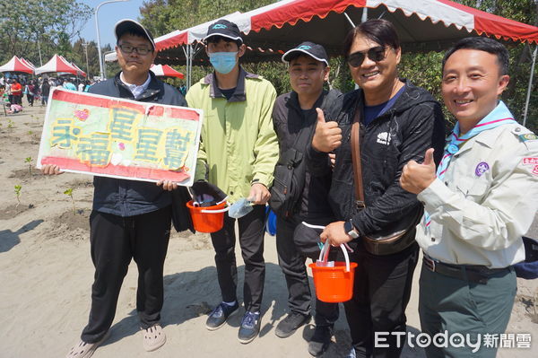 ▲台南市永福國小星星兒家族配合園藝治療，回應「2050台灣淨零，台南齊行」減碳淨零友善地球活動，23日特地發動家族成員前來種樹。（圖／記者林東良翻攝，下同）