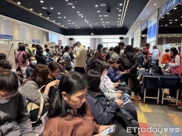 ▲▼    勞動部嘉義縣大型徵才今登場 湧入民眾卡位搶進AI智能產業鏈  。（圖／ 朴子就業中心提供）