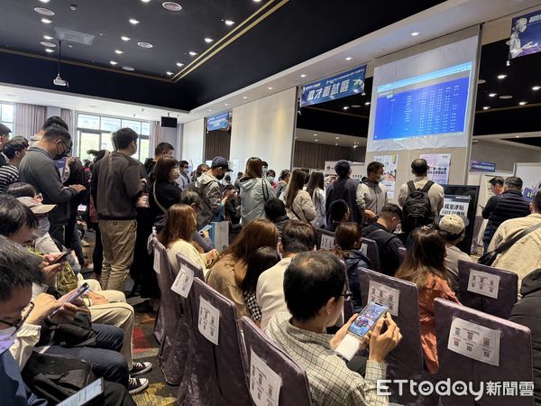 ▲▼    勞動部嘉義縣大型徵才今登場 湧入民眾卡位搶進AI智能產業鏈  。（圖／ 朴子就業中心提供）