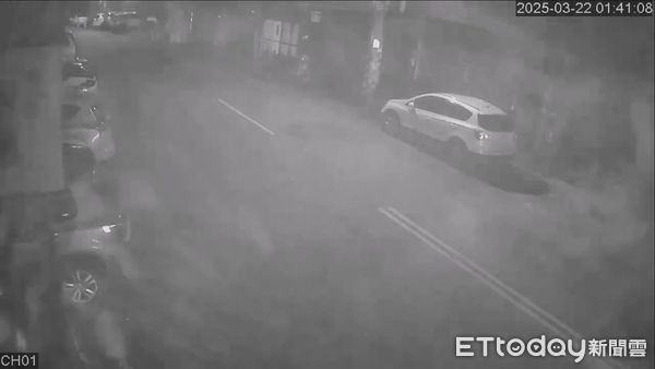 ▲▼清水大樓崩塌驚悚畫面曝光，沙塵直噴淹沒街道，路人驚嚇狂倒退。（圖／民眾提供，下同）         