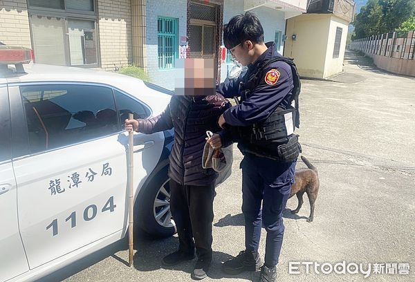 ▲桃園市邱姓八旬翁昨天獨自拄著拐杖出門散步，疑似忘記回家路呆立路旁，龍潭警方據報到場協助返家。（圖／記者沈繼昌翻攝）