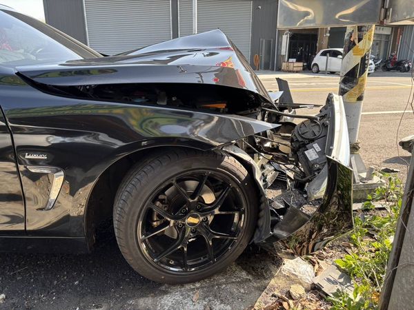 ▲彰化BMW420i自撞電杆又火燒車。（圖／記者唐詠絮翻攝）