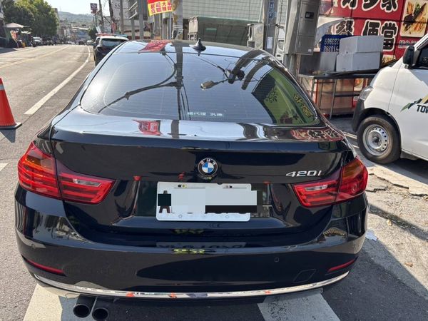 ▲彰化BMW420i自撞電杆又火燒車。（圖／記者唐詠絮翻攝）