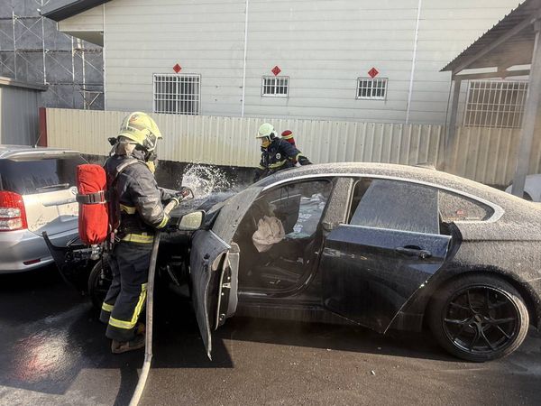 ▲彰化BMW自撞又火燒車。（圖／記者唐詠絮翻攝）