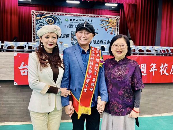 ▲李國超獲頒榮譽校友，太太高欣欣也見證榮耀。（圖／翻攝自李國超臉書）