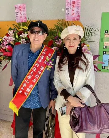 ▲李國超獲頒榮譽校友，太太高欣欣也見證榮耀。（圖／翻攝自李國超臉書）