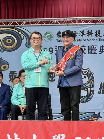 ▲李國超獲頒榮譽校友，太太高欣欣也見證榮耀。（圖／翻攝自李國超臉書）