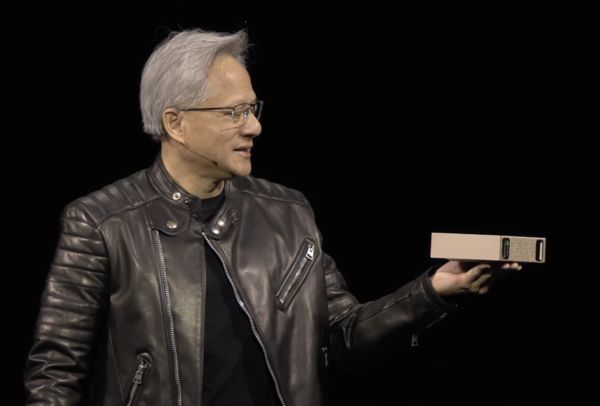 ▲▼黃仁勳介紹輝達NVIDIA DGX Spark。（圖／翻攝自YouTube／NVIDIA）