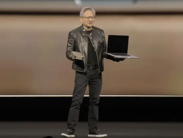 ▲▼黃仁勳介紹輝達NVIDIA DGX Spark。（圖／翻攝自YouTube／NVIDIA）