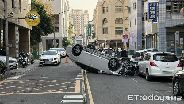 ▲▼      高雄男酒駕撞路邊2車後翻車       。（圖／記者吳奕靖翻攝）