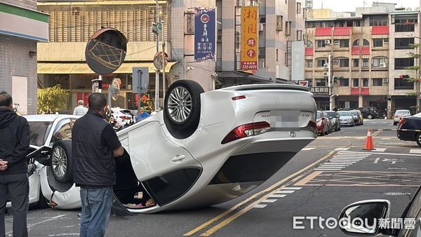 ▲▼      高雄男酒駕撞路邊2車後翻車       。（圖／記者吳奕靖翻攝）