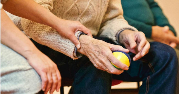 媽媽過世17年！69歲男憶起「曾留34萬遺產」　一查銀行傻眼