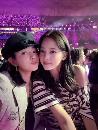 ▲官宣離婚1個月「陳妍希最新近照」展笑顏　合體歐陽娜娜嗨看演唱會。（圖／翻攝自微博／陳妍希）