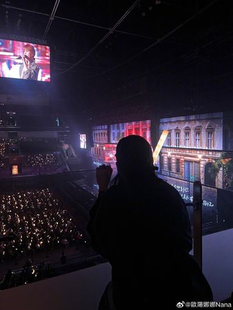▲官宣離婚1個月「陳妍希最新近照」展笑顏　合體歐陽娜娜嗨看演唱會。（圖／翻攝自微博／歐陽娜娜）
