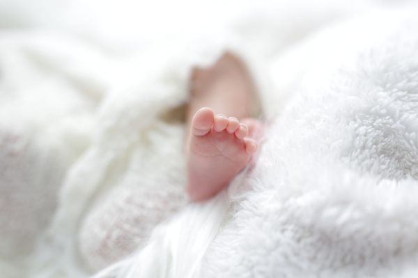 英國男子透過網路認識女友，女友2度告訴他懷上雙胞胎卻又2次流產的消息，最後他才驚覺「女友根本從未懷孕」。（示意圖，photoAC）