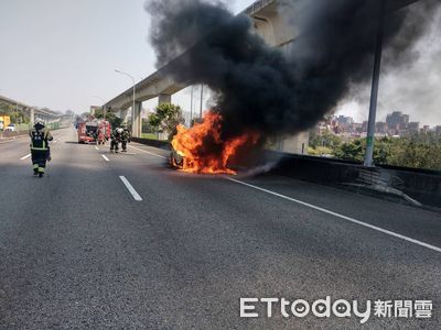 國1楊梅段火燒車！烈焰濃煙竄天畫面曝　整輛燒到剩骨架