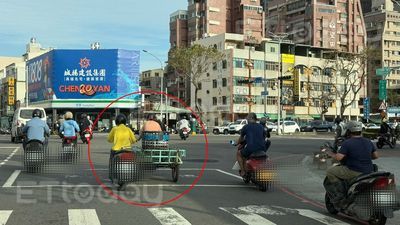 獨／高雄街頭奇景！男男合體「五輪車」趴走　無影腳畫面曝