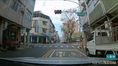 不爽被超車?騎士等紅燈「瘋狂轉圈」挑釁 網算罰單金額笑爆