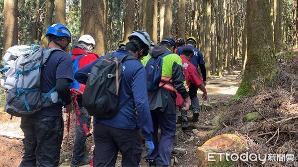 ▲▼       女登山客趴臥阿里山古道，緊急搶救仍回天乏術      。（圖／記者翁伊森翻攝）