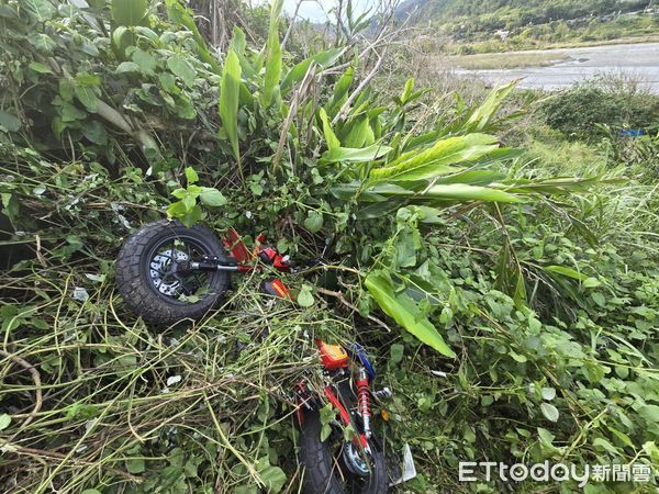 北上環島才1天！重機男花蓮過彎自撞護欄噴飛　墜3米深斜坡不治