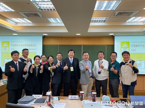 ▲成功大學管理學院於22日舉辦「第四屆成功盃個案競賽」，王正坤醫師受邀擔任醫療AI人工智慧的「評審長」，於頒獎典禮總評AI人工智慧參賽隊伍的表現。（圖／記者林東良翻攝，下同）