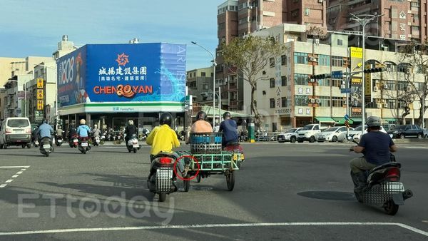 ▲機車跟三輪車併行，不仔細看還看不出貓膩            。（圖／記者吳奕靖攝）