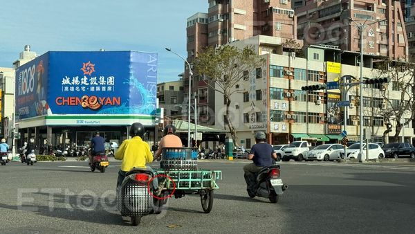 ▲機車跟三輪車併行，不仔細看還看不出貓膩            。（圖／記者吳奕靖攝）