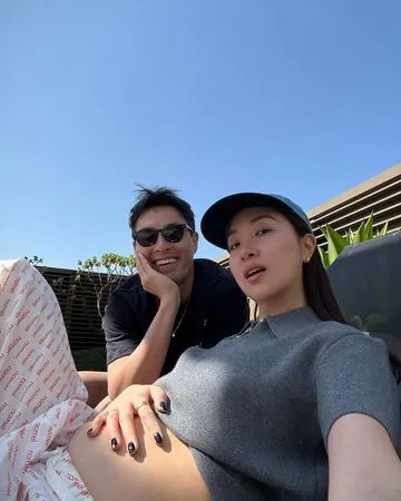 ▲▼恭喜楊祐寧老婆懷第三胎！　摸肚照報喜。（圖／翻攝自楊祐寧IG）