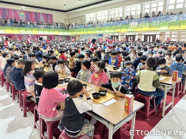 ▲第15屆「台南市長盃全國圍棋錦標賽」23日上午於台南高商熱鬧登場，1113位來自全台各地的圍棋好手相聚一堂，在棋盤上一較高下。（圖／記者林東良翻攝，下同）