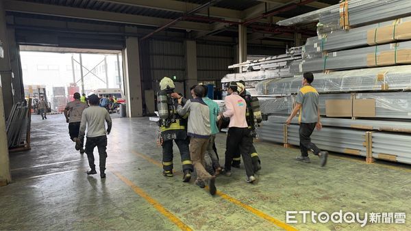 ▲台中烤漆廠工安現場曝！5救1全都不舒服　放流槽一氧化碳超標。（圖／記者許權毅翻攝）