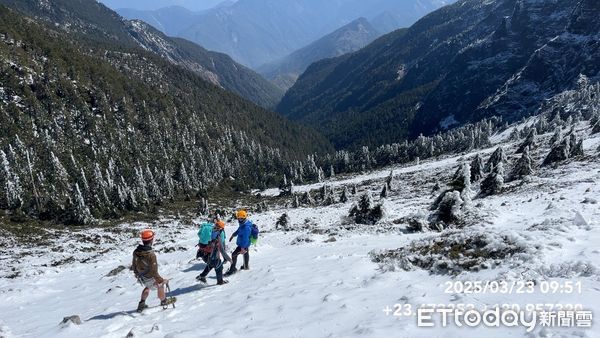 ▲▼玉山2山友遭雪埋亡，搜救人員上山下切尋獲2人遺體，並完成吊掛作業             。（圖／記者高堂堯翻攝）