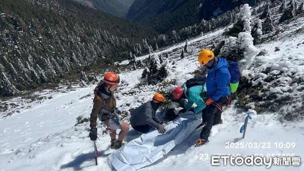 ▲▼玉山2山友遭雪埋亡，搜救人員上山下切尋獲2人遺體，並完成吊掛作業             。（圖／記者高堂堯翻攝）
