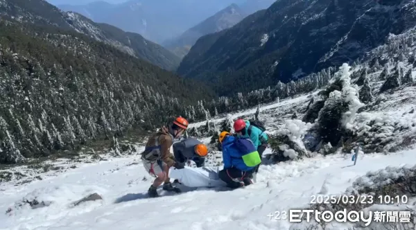 ▲▼玉山2山友遭雪埋亡，搜救人員上山下切尋獲2人遺體，並完成吊掛作業             。（圖／記者高堂堯翻攝）