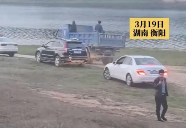 ▲▼陸男釣魚溺斃　疑被大魚拖入水中。（圖／翻攝微博）