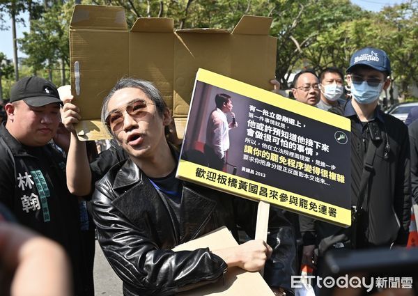 ▲▼台灣民眾黨「323人民要當家!」全民問政宣講，黃國昌受訪時，史書華在旁舉牌嗆聲  。（圖／記者李毓康攝）