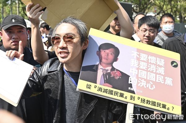 ▲▼台灣民眾黨「323人民要當家!」全民問政宣講，黃國昌受訪時，史書華在旁舉牌嗆聲  。（圖／記者李毓康攝）