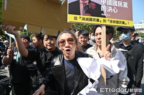 ▲▼台灣民眾黨「323人民要當家!」全民問政宣講，黃國昌受訪時，史書華在旁舉牌嗆聲  。（圖／記者李毓康攝）