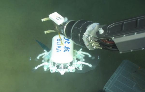 ▲▼靈感來自魟魚　陸「變形機器人」抵達馬里亞納海溝。（圖／翻攝微博）