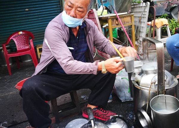 ▲嘉義南門包氏炭燒杏仁茶》嘉義早餐嘉義南門圓環杏仁茶推薦嘉義阿伯杏仁茶老店。（圖／部落客Darren授權提供）