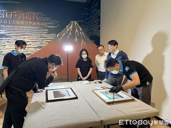 ▲東京富士美術館與創價美術館團隊慎重地檢查作品並確認資訊。（圖／記者許宥孺翻攝）