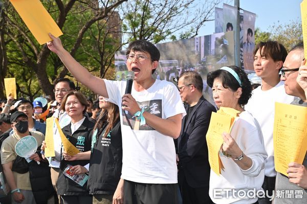 ▲▼台灣民眾黨「323人民要當家!」全民問政宣講，黃國昌與陳佩琪向現場民眾發放限量血汗薪資袋。（圖／記者李毓康攝）